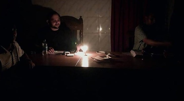 বিদ্যুৎহীন হাসপাতালে মোমবাতির আলোয় চলল সেবা